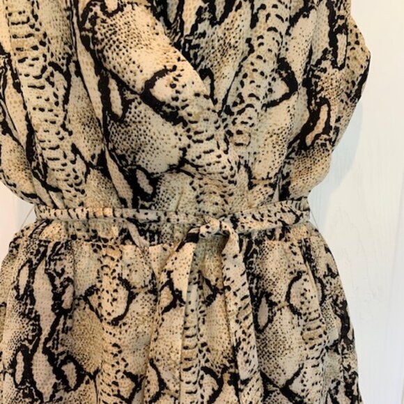 animal print short suit with waist tie - Picture 3 of 5